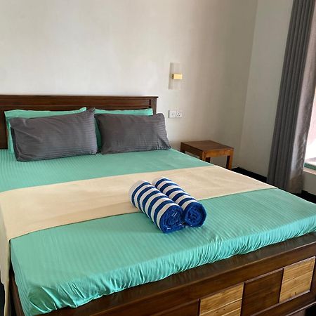 Sapphire Blue Hotel Hikkaduwa Buitenkant foto