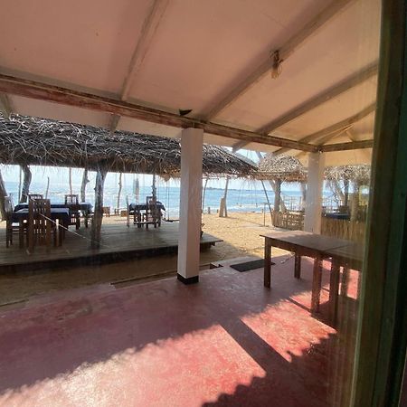 Sapphire Blue Hotel Hikkaduwa Buitenkant foto