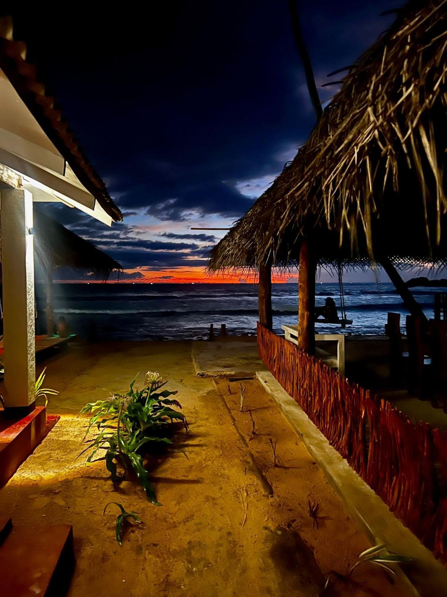 Sapphire Blue Hotel Hikkaduwa Buitenkant foto