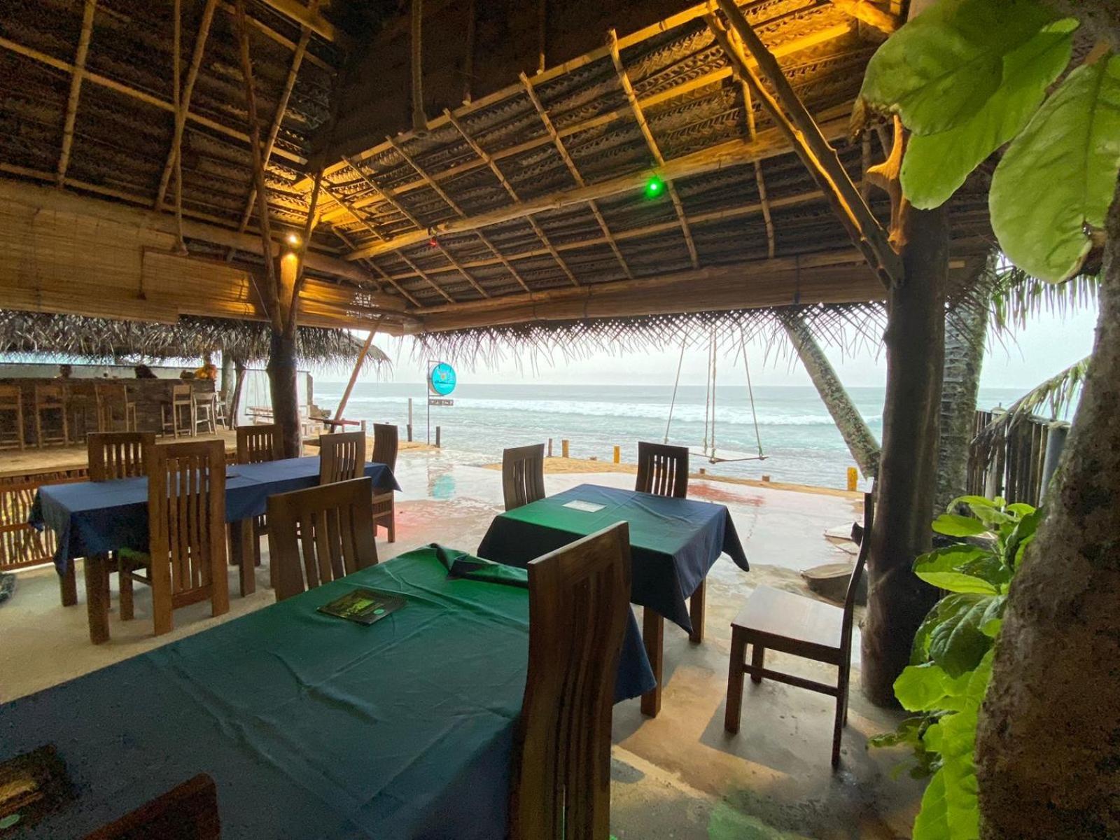 Sapphire Blue Hotel Hikkaduwa Buitenkant foto