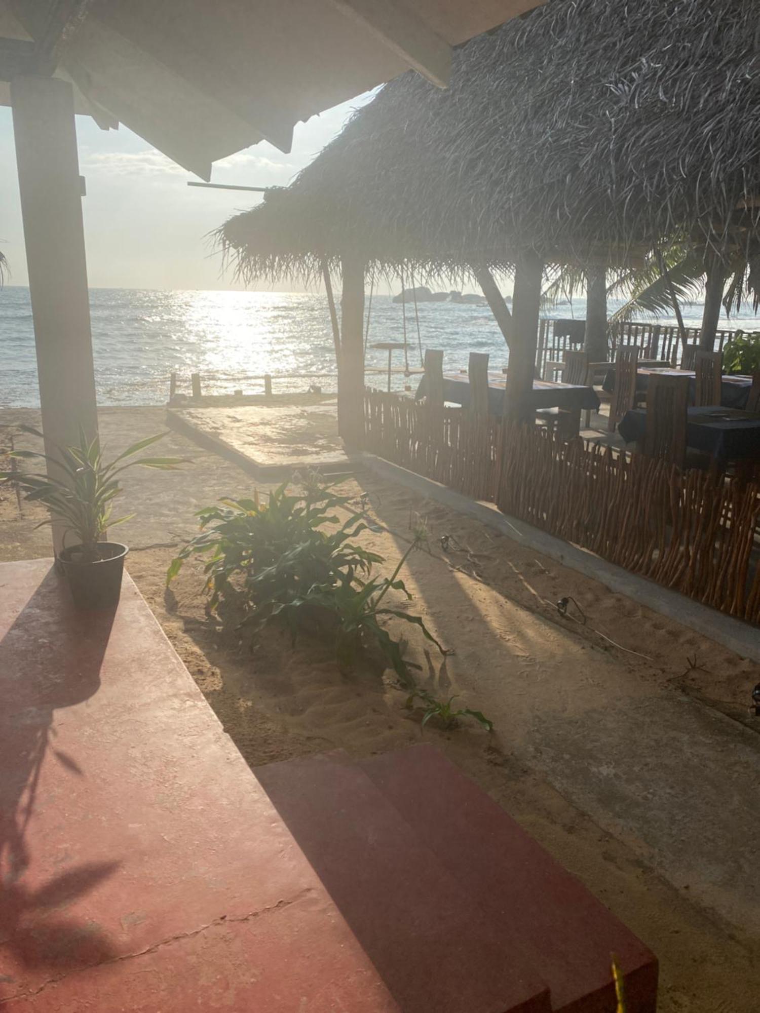 Sapphire Blue Hotel Hikkaduwa Buitenkant foto