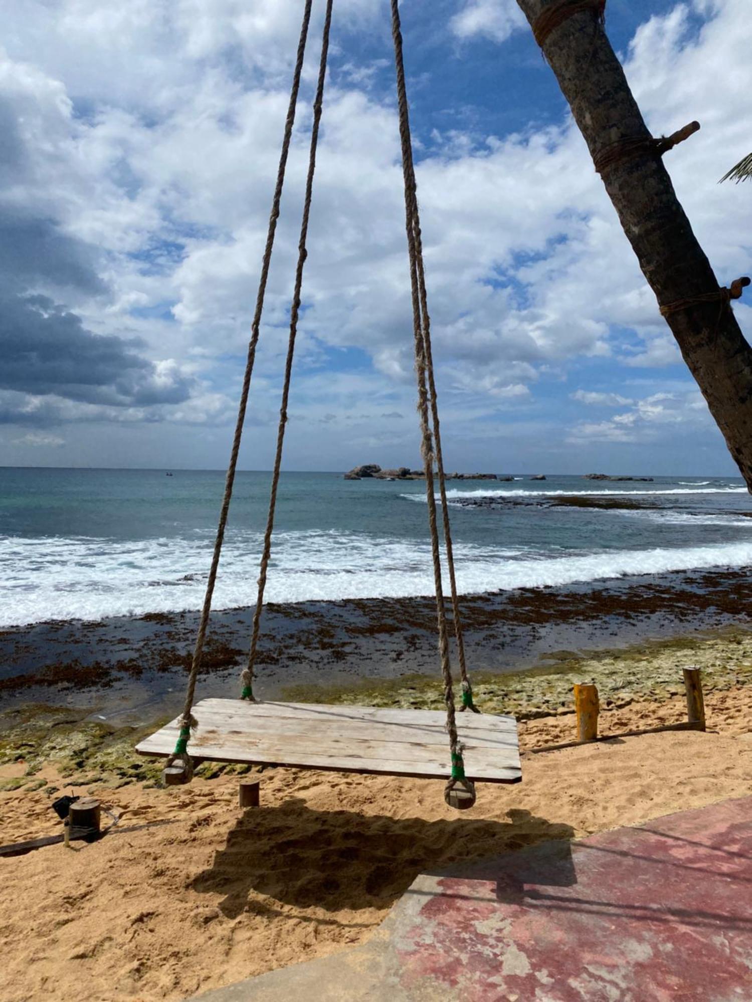 Sapphire Blue Hotel Hikkaduwa Buitenkant foto