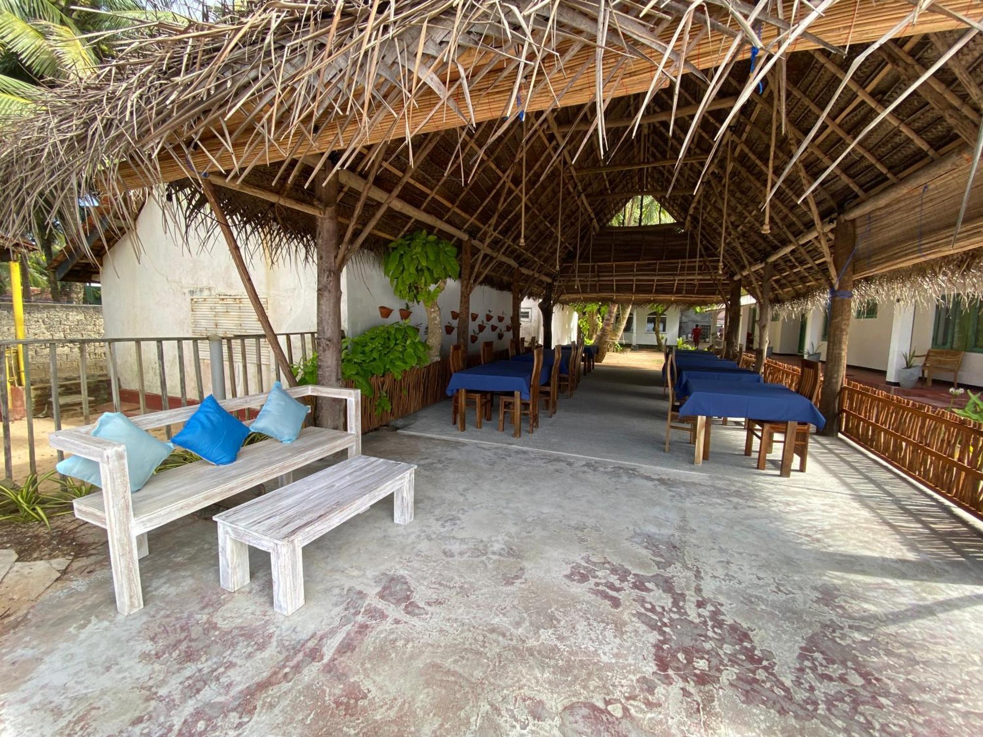 Sapphire Blue Hotel Hikkaduwa Buitenkant foto