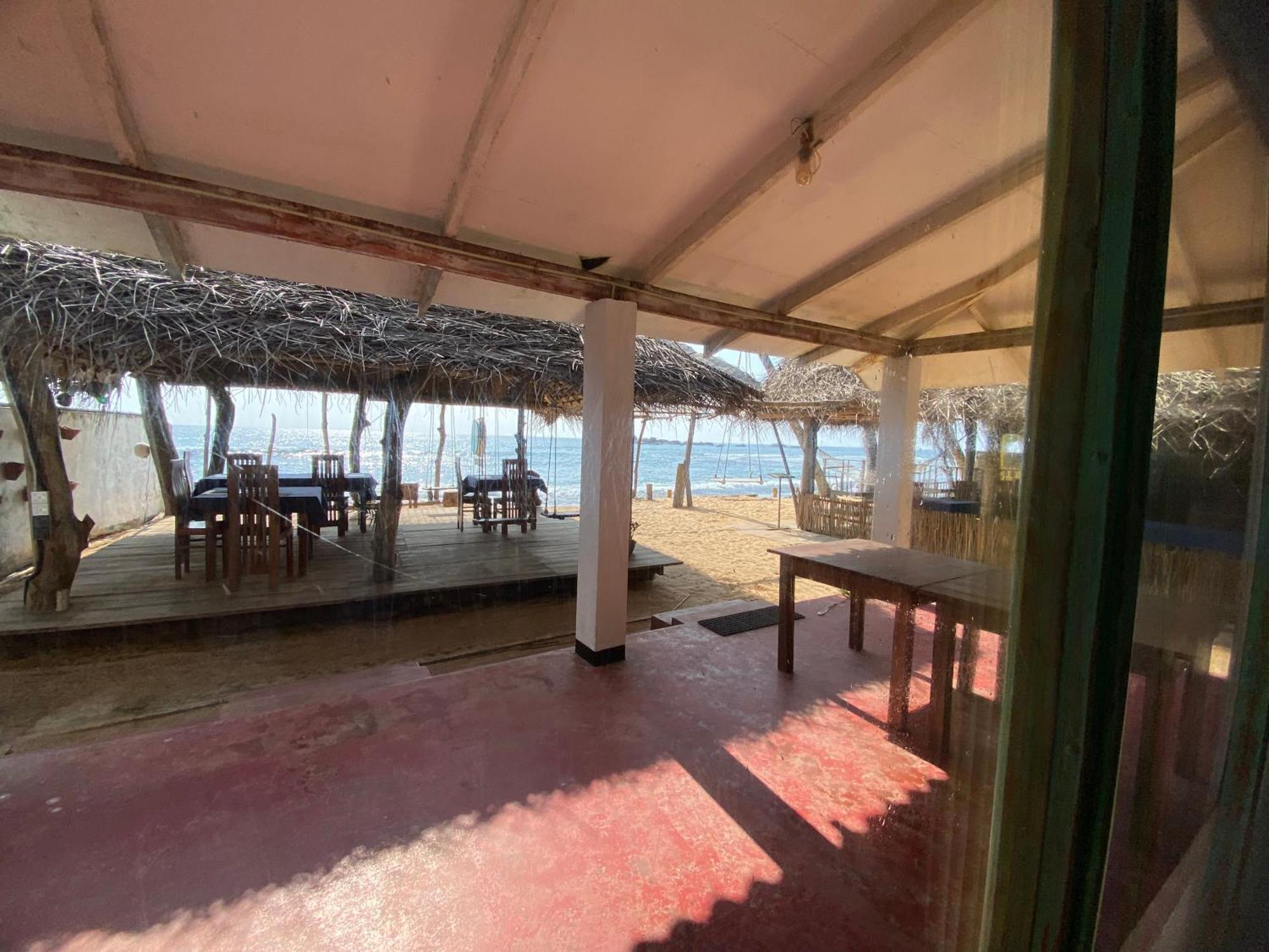 Sapphire Blue Hotel Hikkaduwa Buitenkant foto