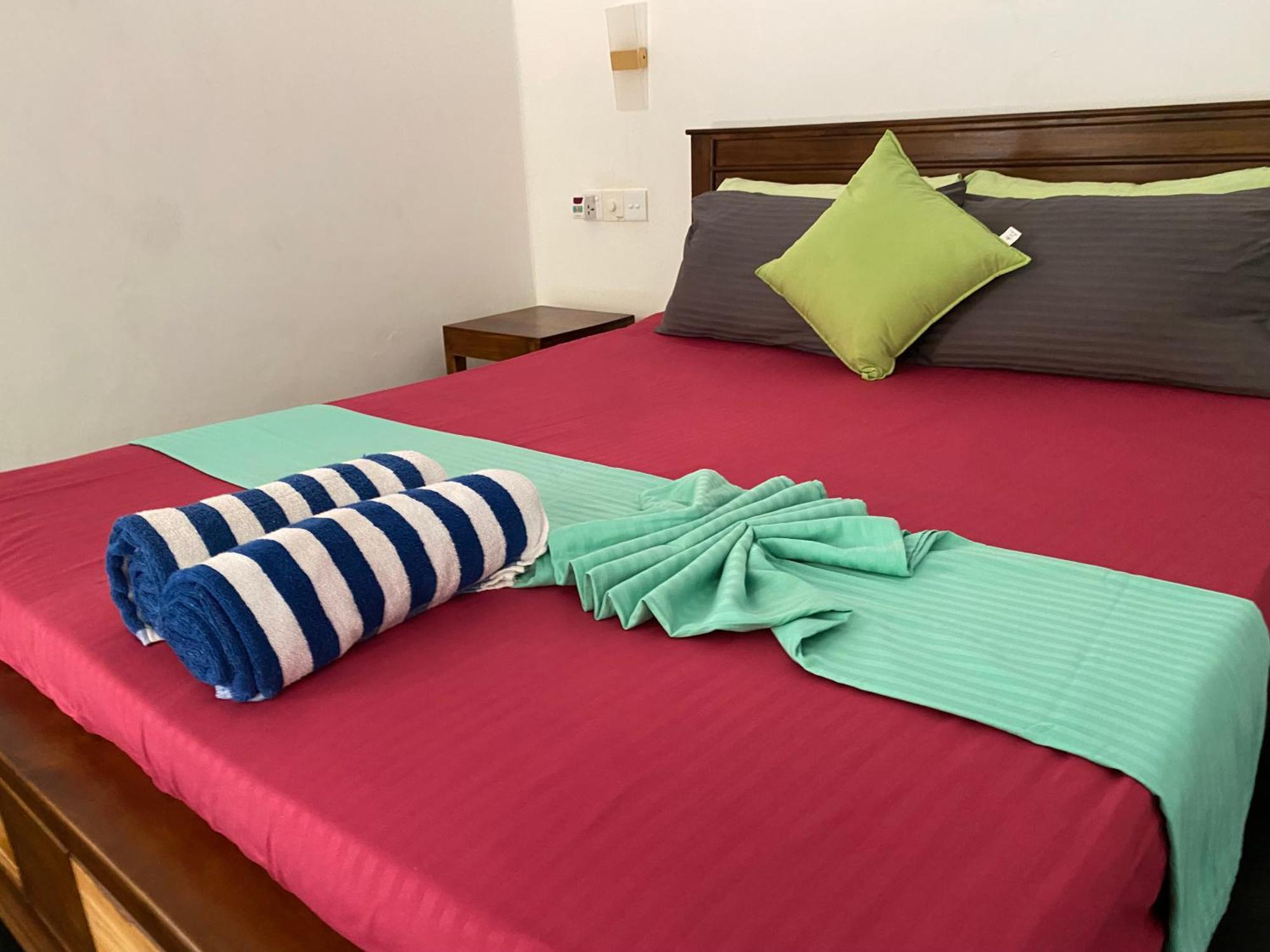 Sapphire Blue Hotel Hikkaduwa Buitenkant foto