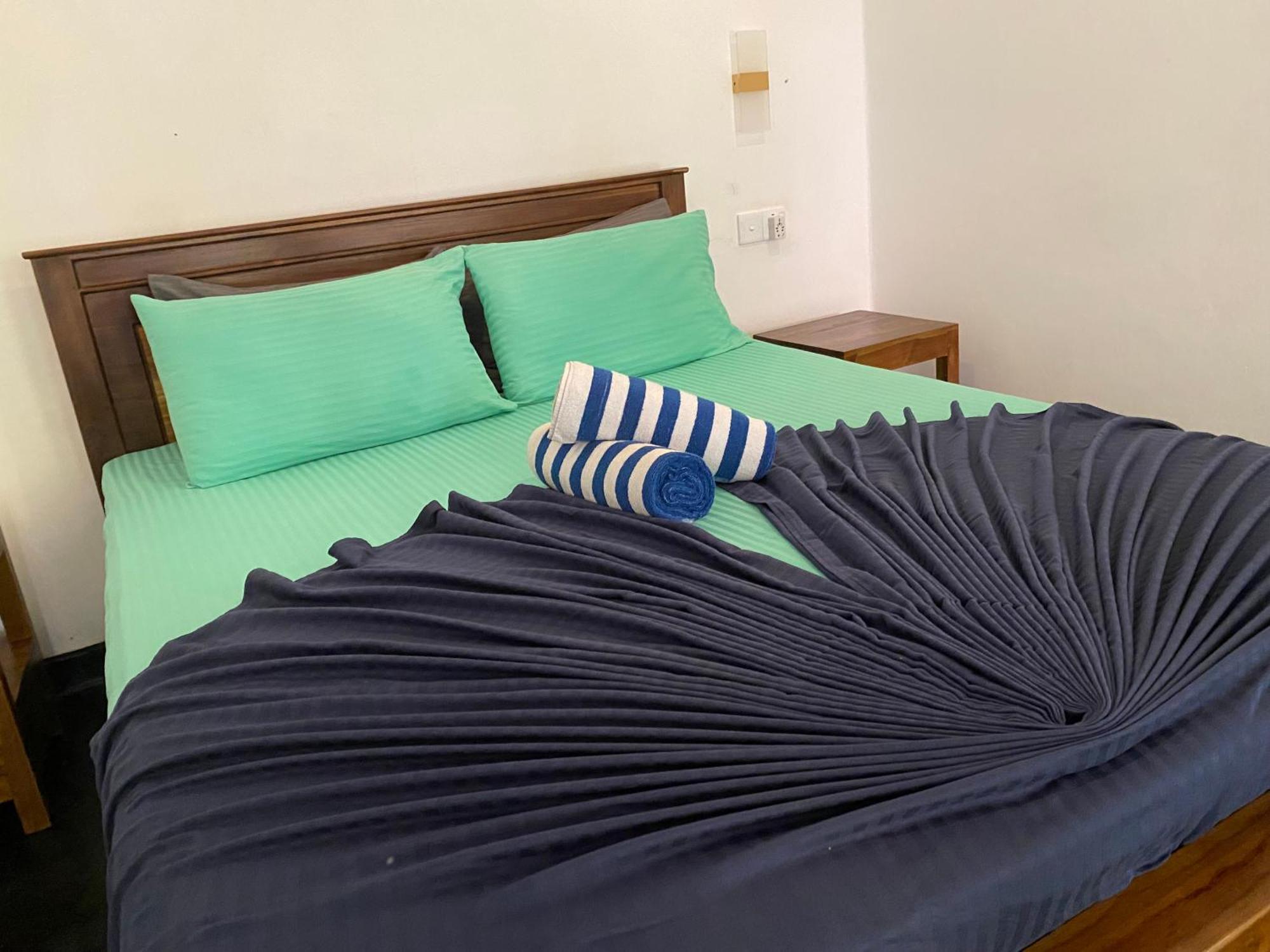 Sapphire Blue Hotel Hikkaduwa Buitenkant foto