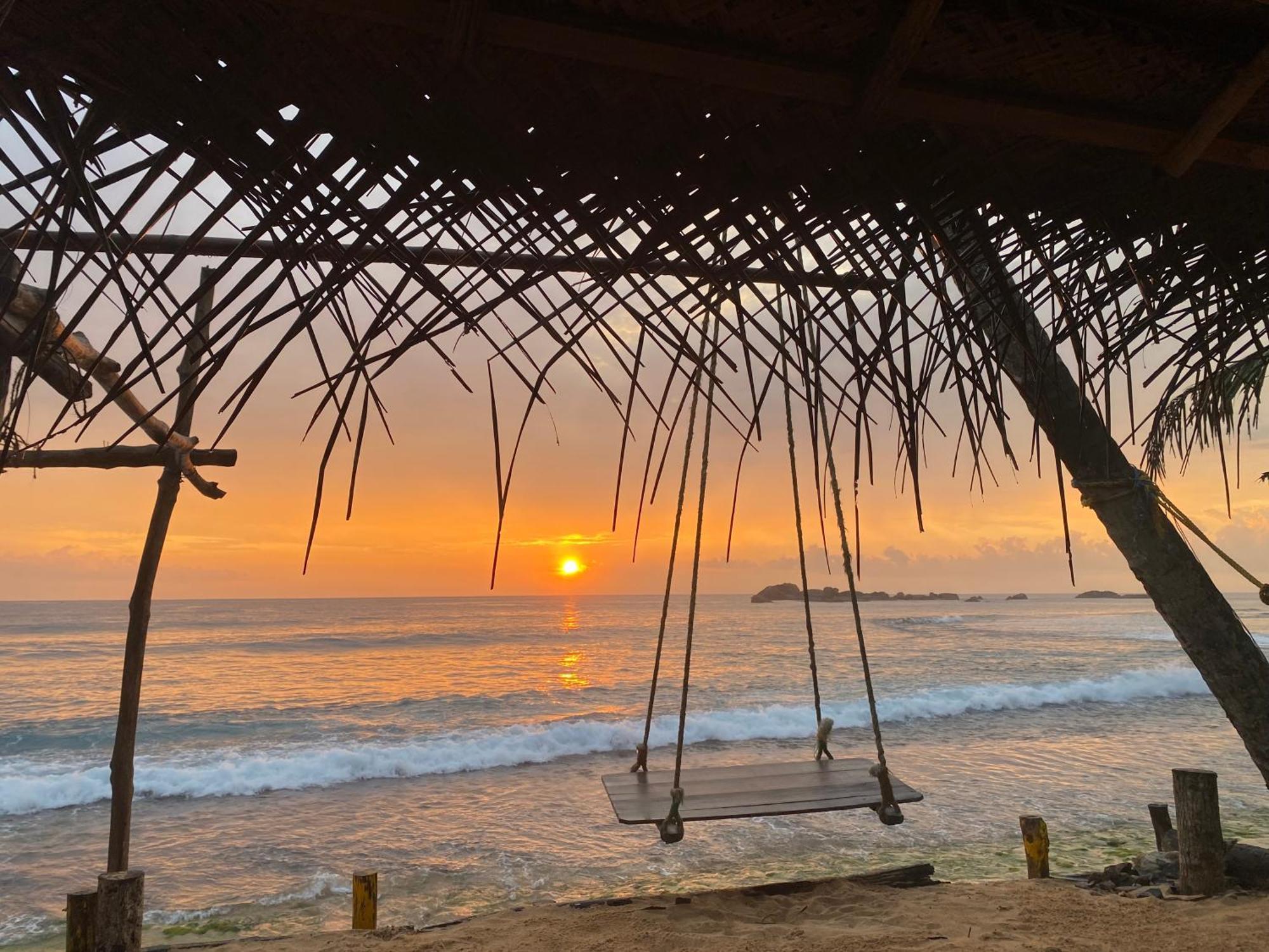 Sapphire Blue Hotel Hikkaduwa Buitenkant foto