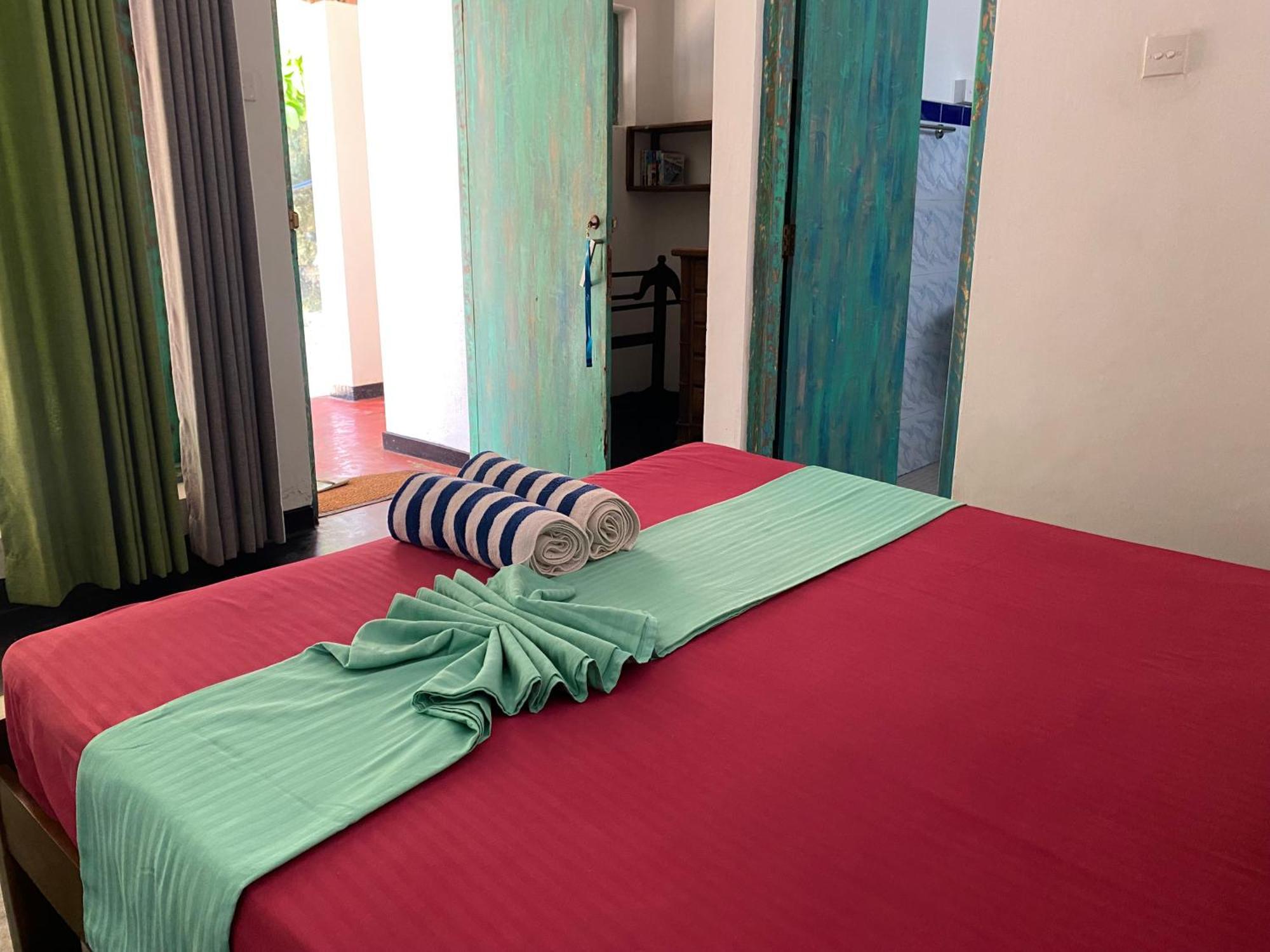 Sapphire Blue Hotel Hikkaduwa Buitenkant foto